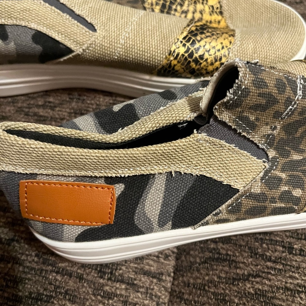 Sneakers - Picture 2 of 8